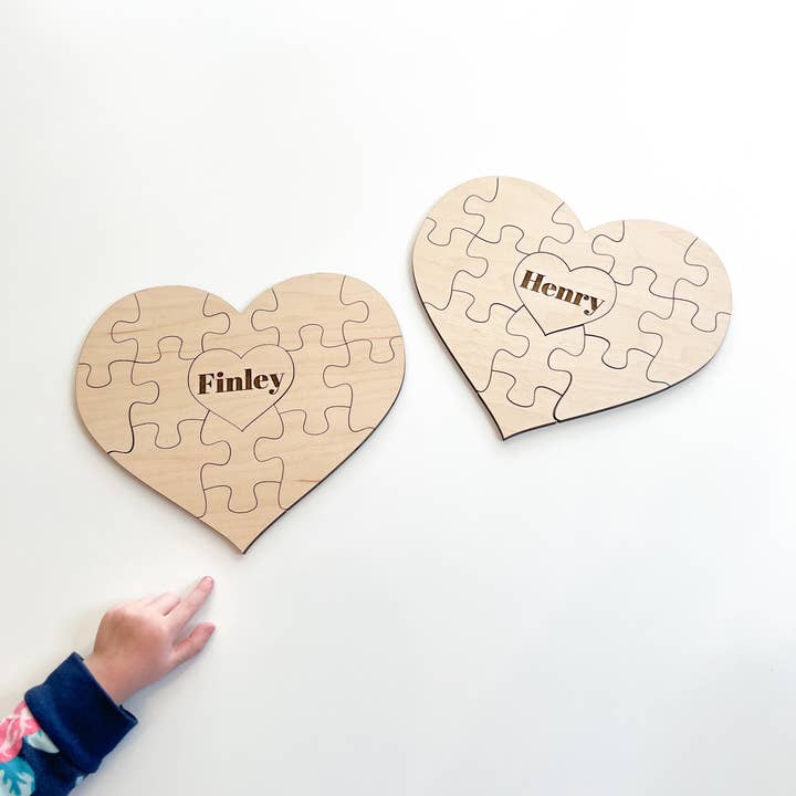 Puzzle en bois personnalisé en forme de coeur pour la vente par Two Little Pines