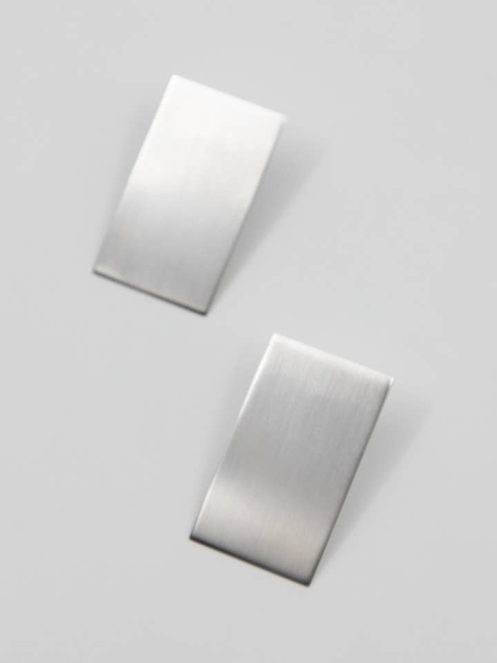 Coppia di orecchini a piastre simmetriche corte per la vendita all'ingrosso da parte di CHO