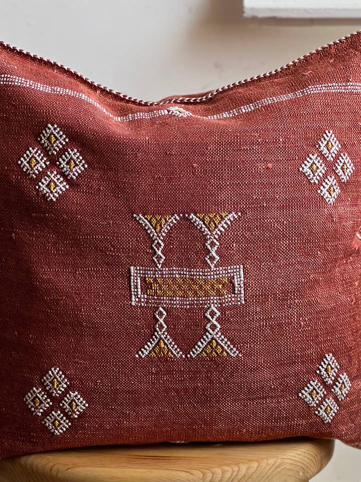 Housses de coussin en soie sabra et cactus rouges et oranges fabriquées à la main pour la vente par Berberwoolrug