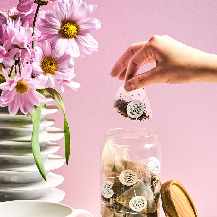 Glasbeholder med låg af akacietræ for engroshandel hos Lake & Oak Tea Co.