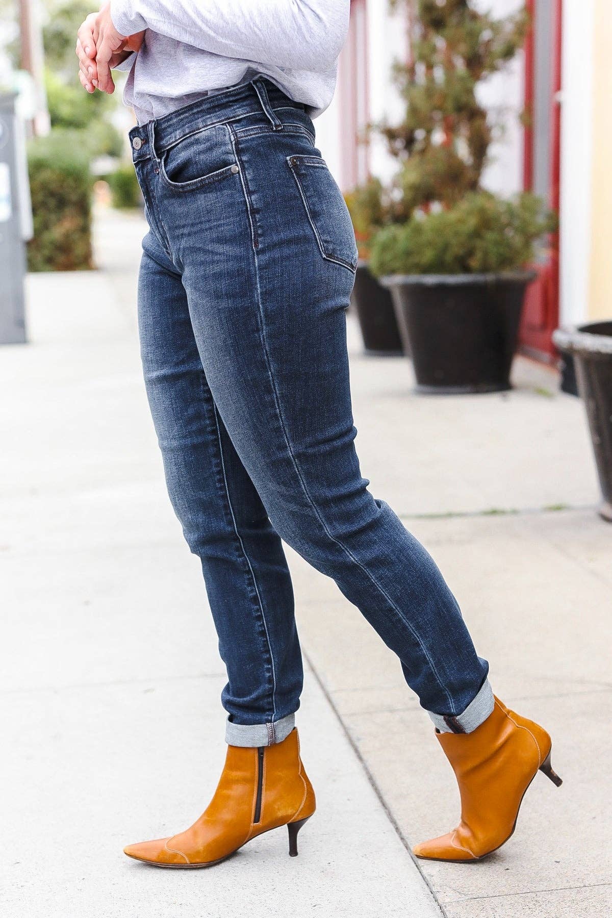 Promenade - Vente Jean – femme - Jeans Judy Blue Dark Wash à taille moyenne à revers et coupe ajustée (lot ouvert)3