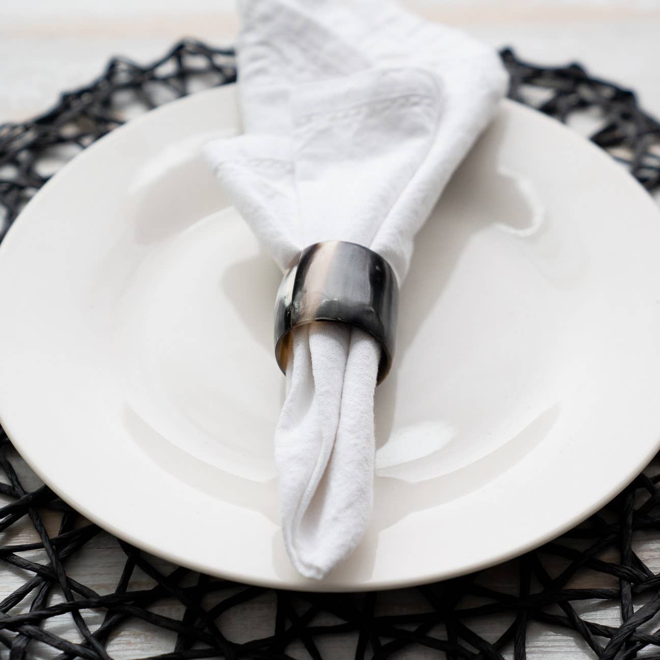 India Handicrafts Inc - Vendita all'ingrosso Anelli portatovagliolo - 3 Anelli Portatovaglioli Rotondi in Corno1