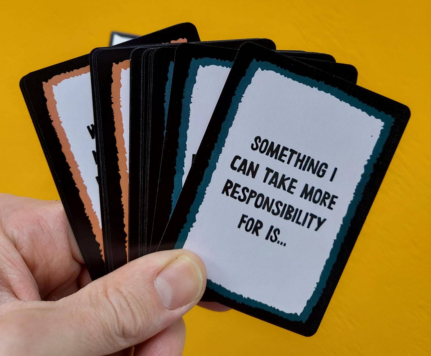 Microcosm Publishing & Distribution - Wholesale Kaartspel - Kaarten voor koppels: 54 prompts voor intieme gesprekken4