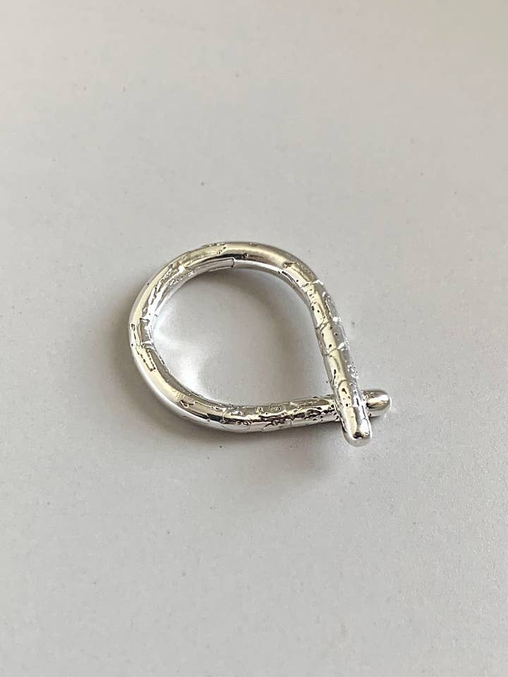 Bague à pointe croisée en python pour la vente par FORGE & FINISH