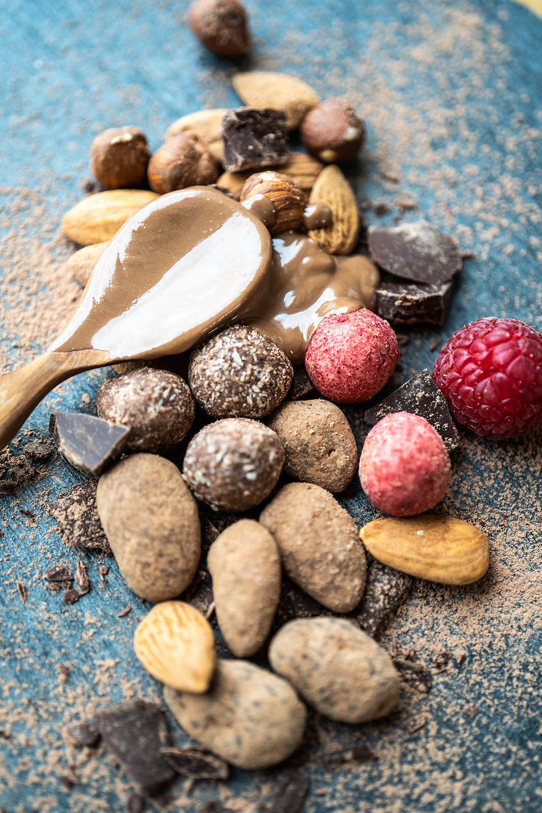 Happy Hours en Biovallée – wholesale Chocolate-covered sweets – Organic Caramel Chocolate Almond Bag Max Havelaar -115g-Easter2