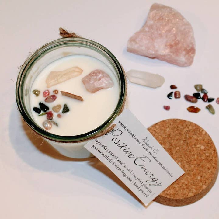Vela de energía positiva | Cuarzo rosa, cuarzo transparente, turmalina arcoíris | no tóxico | mecha de madera | cera de soja | tarro de vidrio reciclado | 9oz para venta al por mayor de Woosah Co.