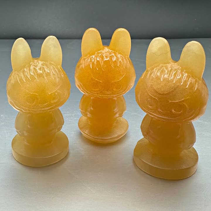 Orange Calcit Labubu - 1 Stk. für den Großhandel von The Crystal Tabby