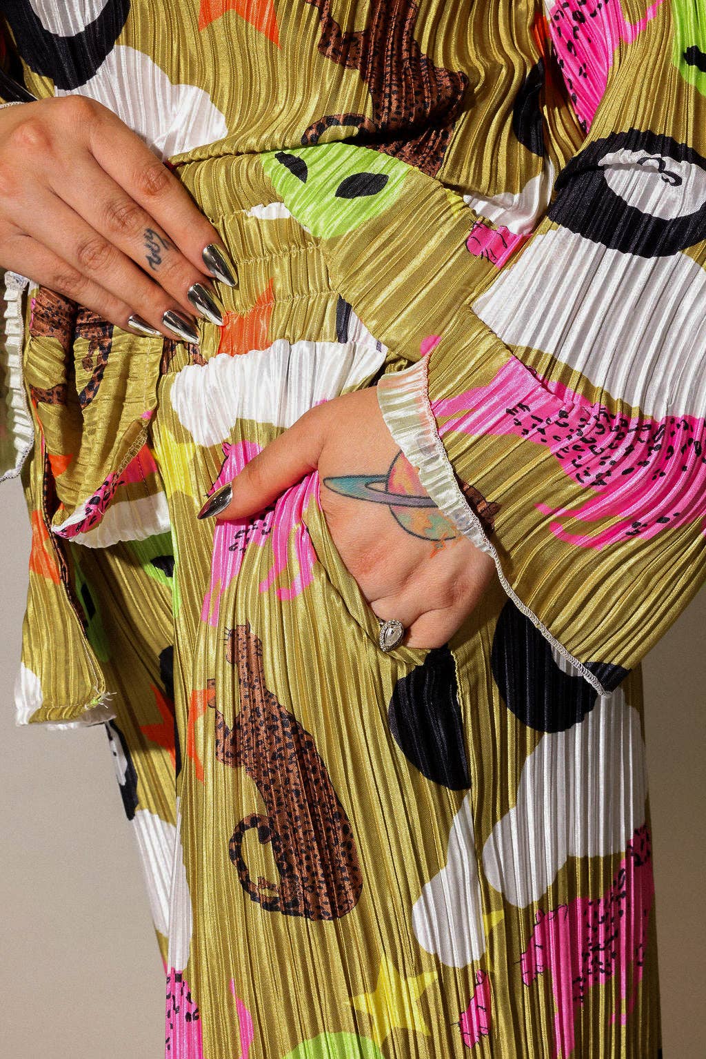 Burnt Toast – Engroshandel Bukser - Dame – Vi kommer i fred Alien Plissé sæt **PÅ LAGER IGEN**12