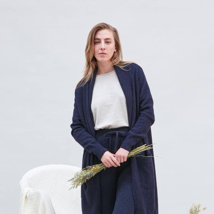 Cardigan long en pure laine d'agneau avec poches pour femmes pour la vente par Paul James Knitwear