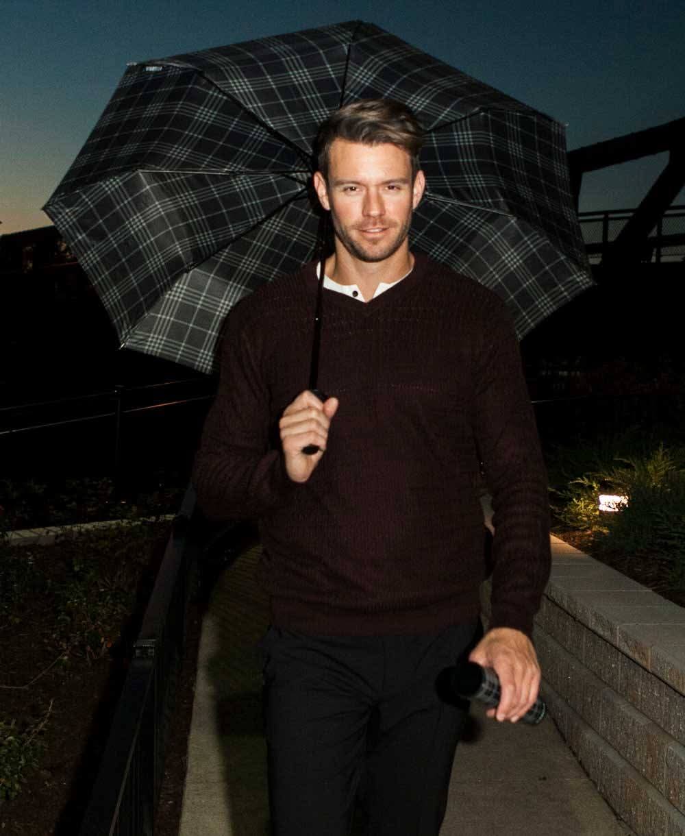 Vinrella – wholesale Umbrella – Unisex – Black Plaid Bottle Umbrella4