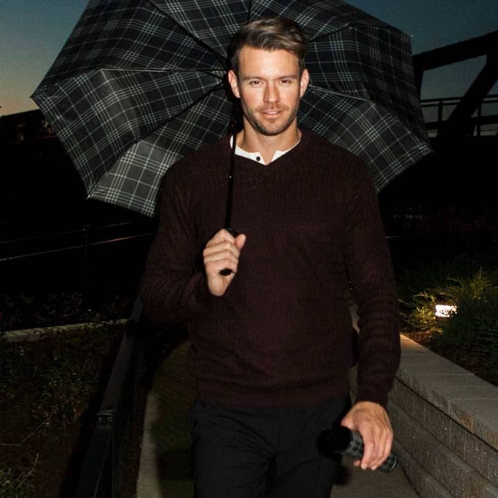 Vinrella – wholesale Umbrella – Unisex – Black Plaid Bottle Umbrella4