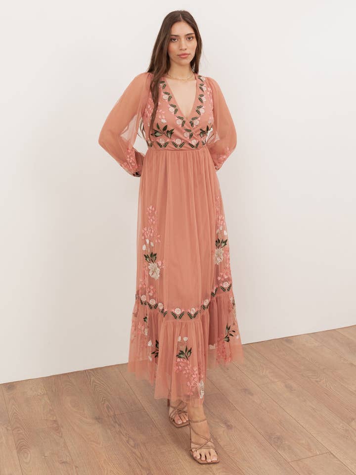 Robe mi-longue à manches maxi en faux cache-cœur rose terracotta brodée Maya pour la vente par Plaza Collection Ltd
