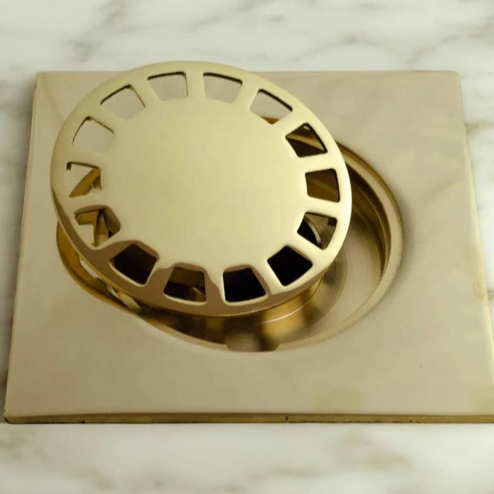 Ulakeret massiv messing gulvafløb - Elegant firkantet bruserafløb for engroshandel hos Moroccantastics