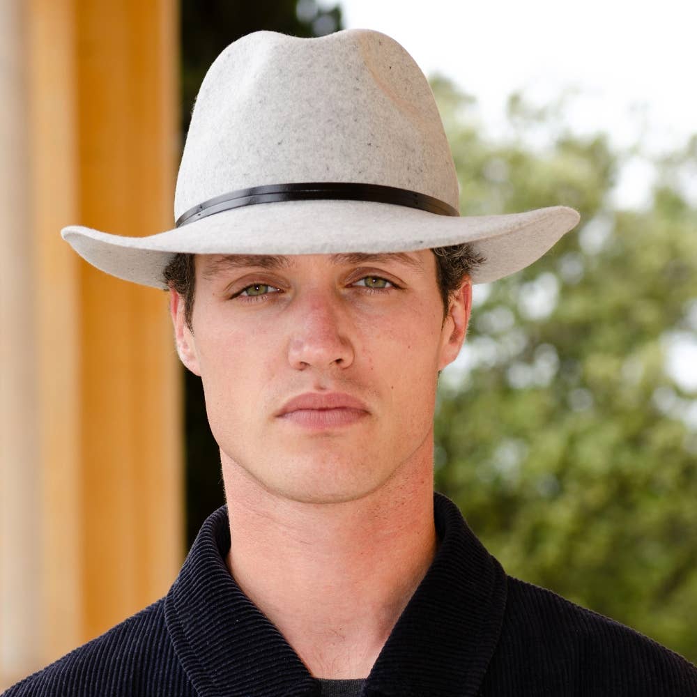 TRAVAUX EN COURS... – Großhandel Fedora-Hut – Damen – Filzhut mit Lederband und rohem Rand11