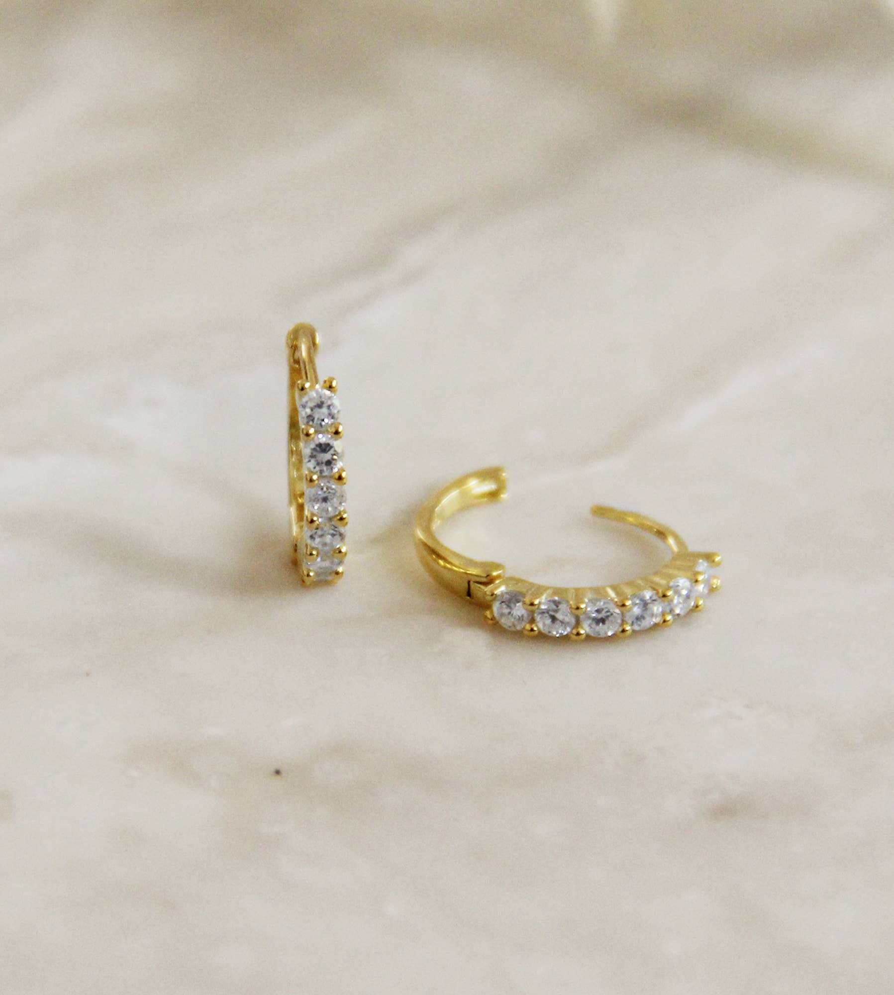 MAIVE - Wholesale Huggie oorbellen - Evangeline hoepels