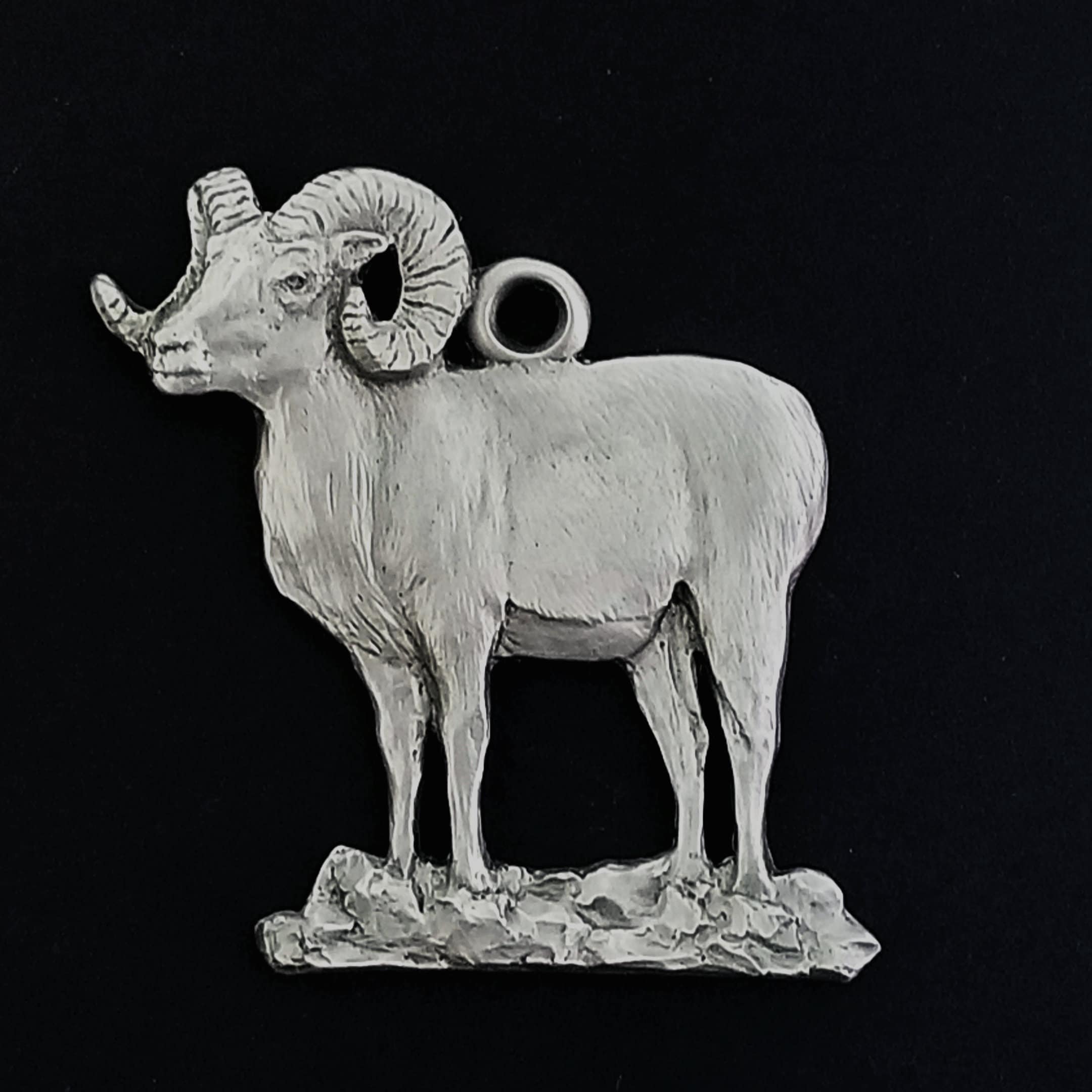 Schumann Sculpture - Vente Objets de décoration - Décoration de Noël en forme de mouton à grandes cornes en étain1