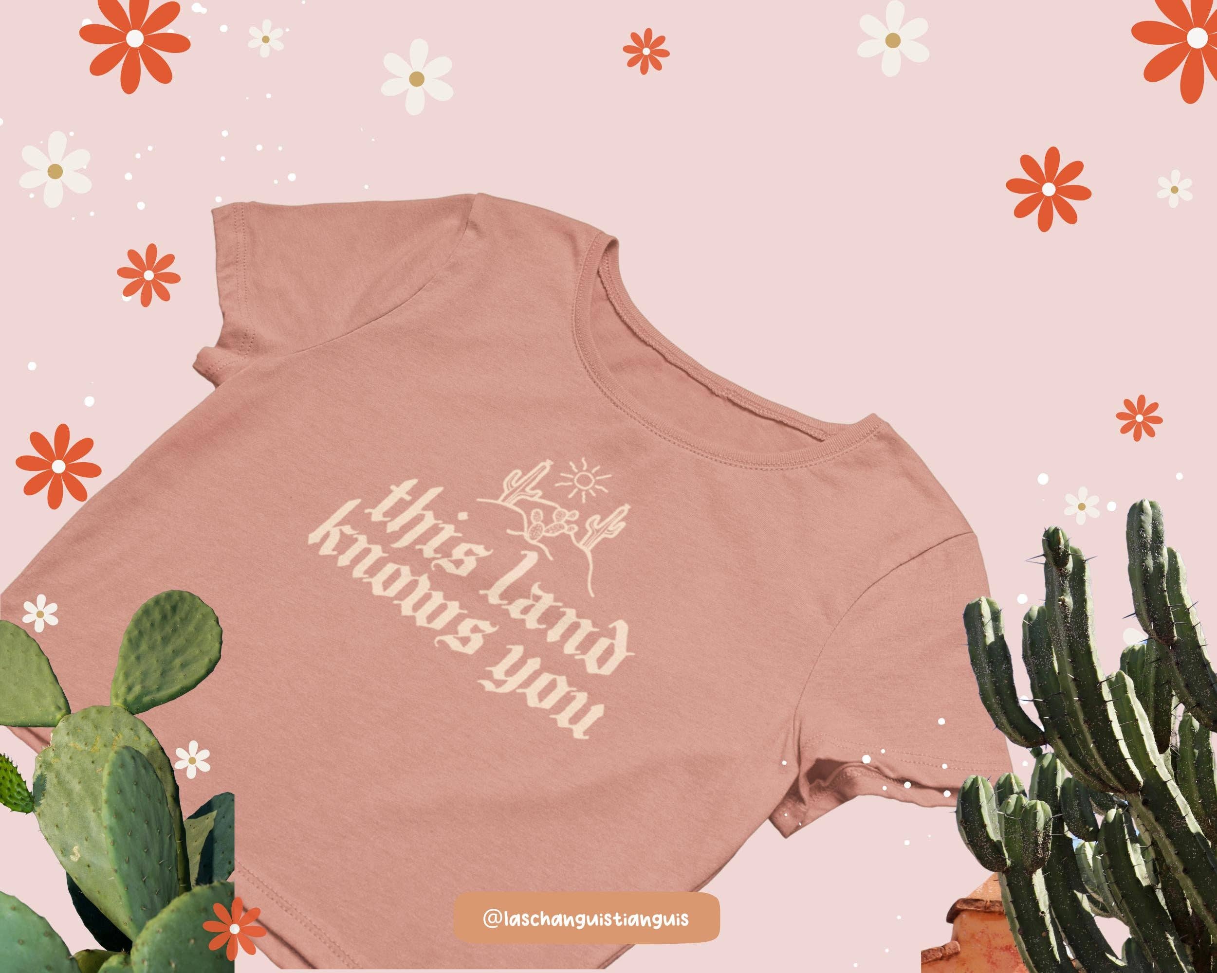 Las Changuis Tianguis – Engroshandel T-shirt med print - Dame – Desert Roots Boxy Crop Top – Latina Håndlavet T-Shirt3