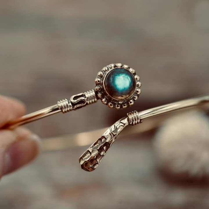 Labradorit mässingsarmring – bohemisk manchett med blått skimmer – justerbart iögonfallande smycke, gåva till henne för wholesale av Kaali Boutique