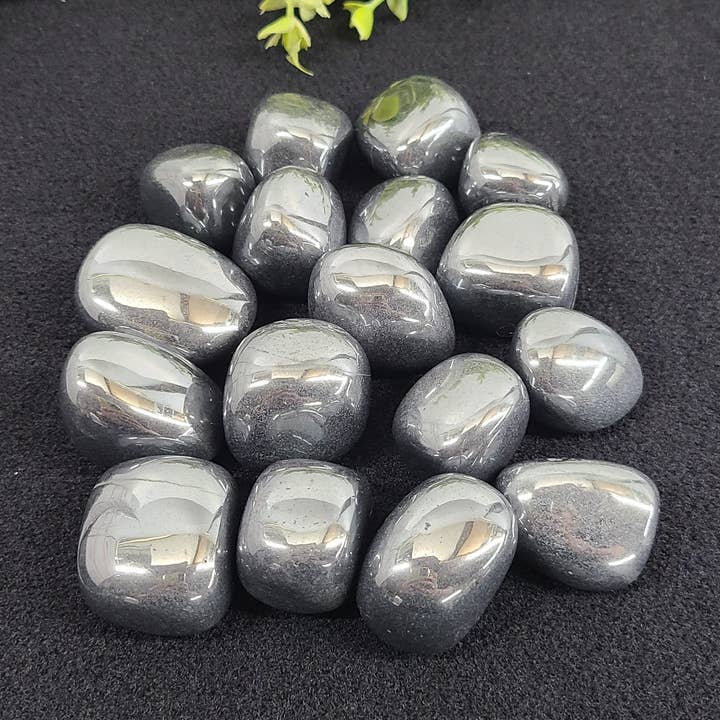 Pietra levigata di ematite semipreziosa 20-25 mm (1 kg/2,2 lbs) per la vendita all'ingrosso da parte di Meraki Gemstones