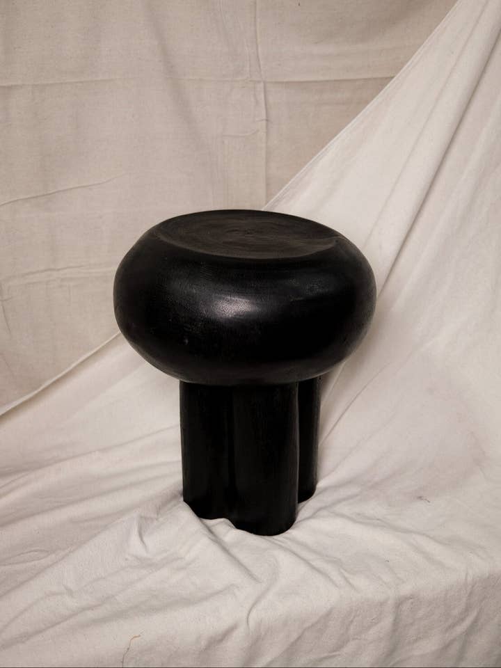 Table d'appoint Volta Noir pour la vente par Twenty Third by Deanne