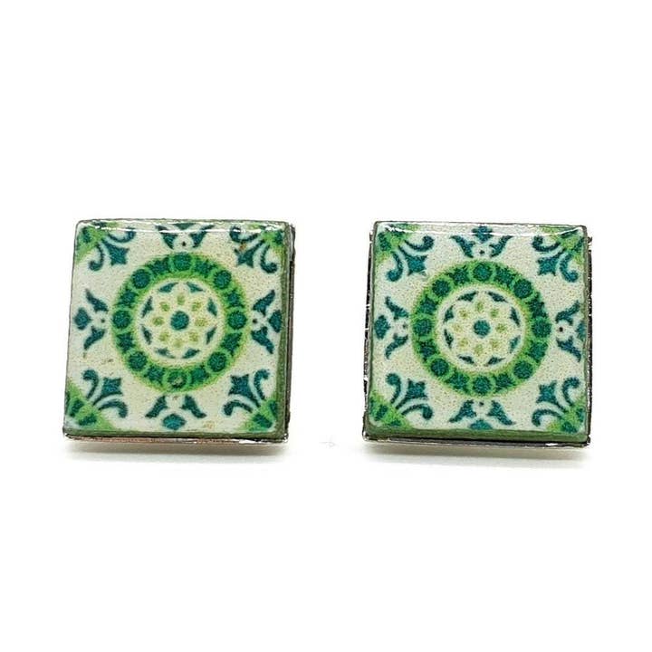 Boucles d’oreilles clous en réplique de carreaux anciens portugais verts pour la vente par Inês Lamy