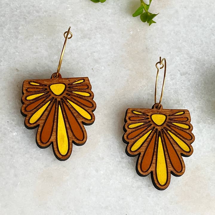 hoepeloorbellen met bloemblaadjes voor wholesale door Urban Coyote