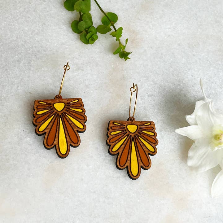 hoepeloorbellen met bloemblaadjes voor wholesale door Urban Coyote