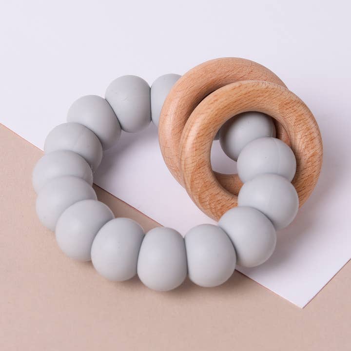 Anneau de dentition en silicone et bois de hêtre gris tourterelle pour la vente par Pops and Dudes