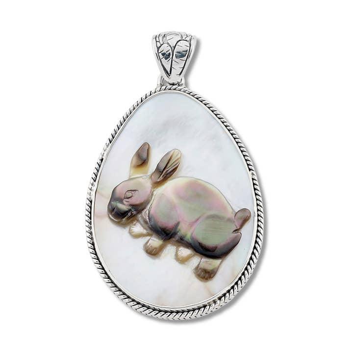 Pendentif lapin en nacre sculptée SS pour la vente par Eli Pebble