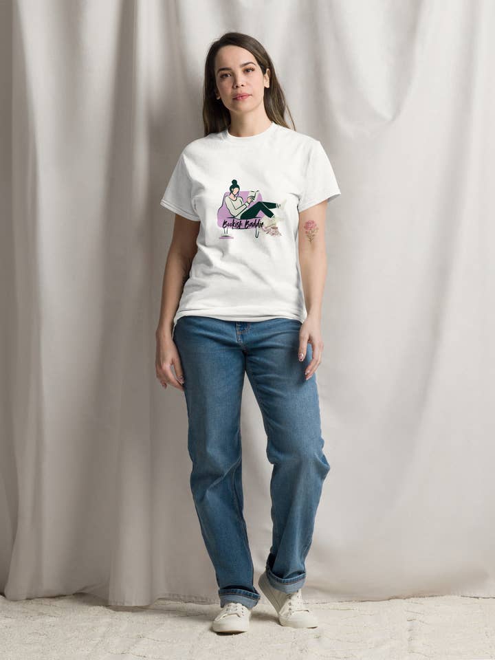 T-shirt Bookish Baddie pour la vente par TBR Anonymous