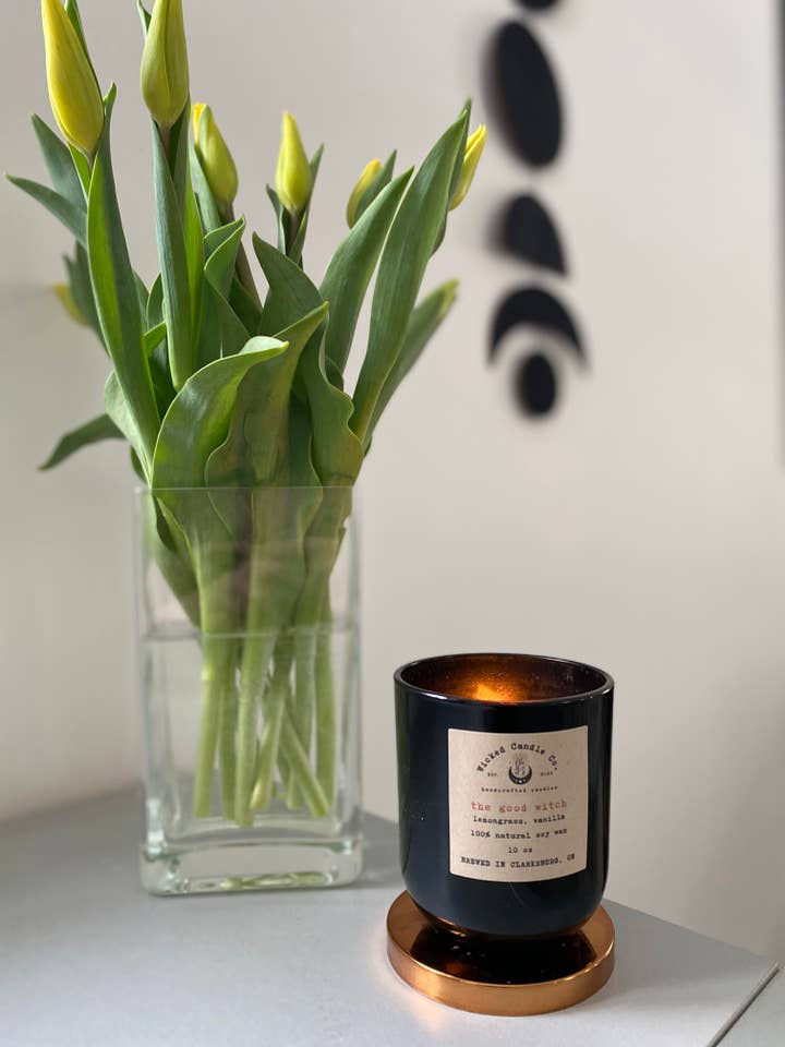 The Good Witch - geurende, met de hand gegoten sojawaskaars voor wholesale door Wicked Candle Co.