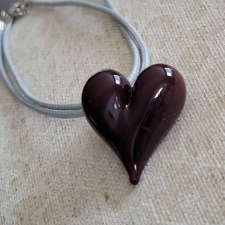 AB Glass Designs – wholesale Hänge-/berlockhalsband – Blåst glas hjärta halsband -olika färgalternativ (kopia)1