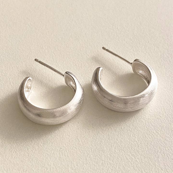 Chunky matte kuppelformede øreringe i sterlingsølv for engroshandel hos Cult Mystique