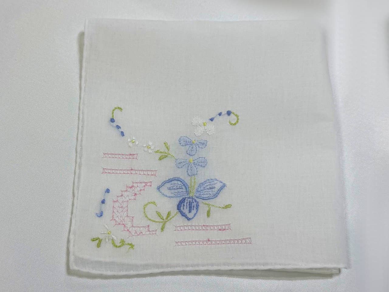 Simply Charming – Großhandel Taschentuch – Damen – Blaues Taschentuch mit Blumenstickerei1