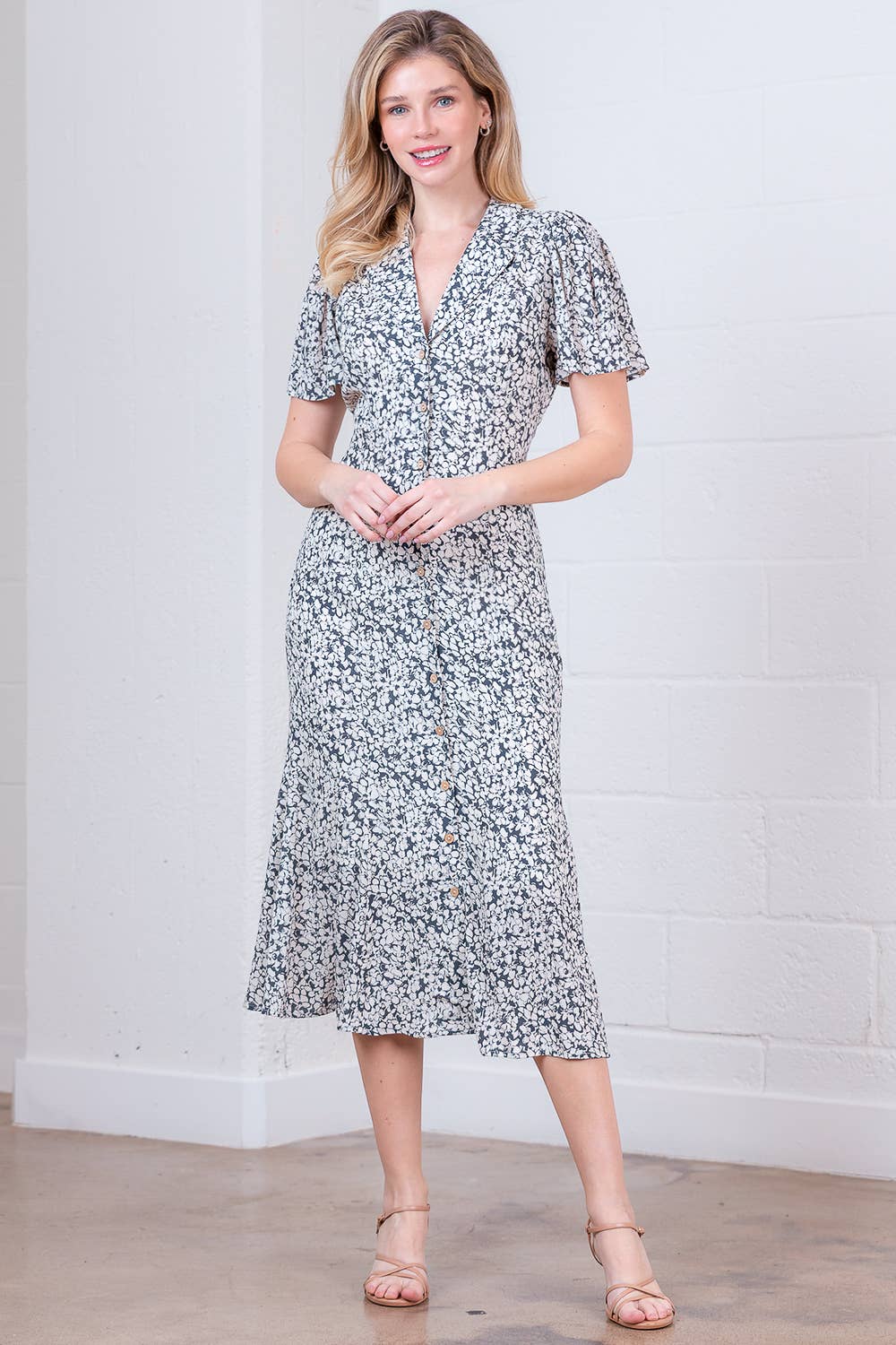 BLU MULTI SD84336T-VESTITO MIDI CON COLLETTO, MANICHE CORTE E BOTTONI in vendita all'ingrosso su Faire