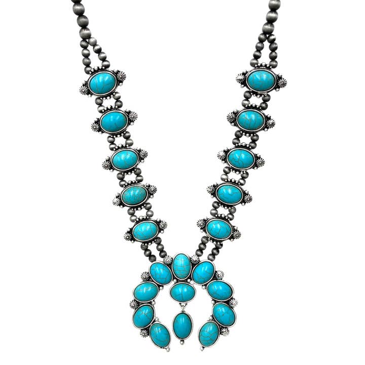 Ensemble de colliers et de boucles d'oreilles en forme de cabochon en forme de fleur pour la vente par Lunar Deer