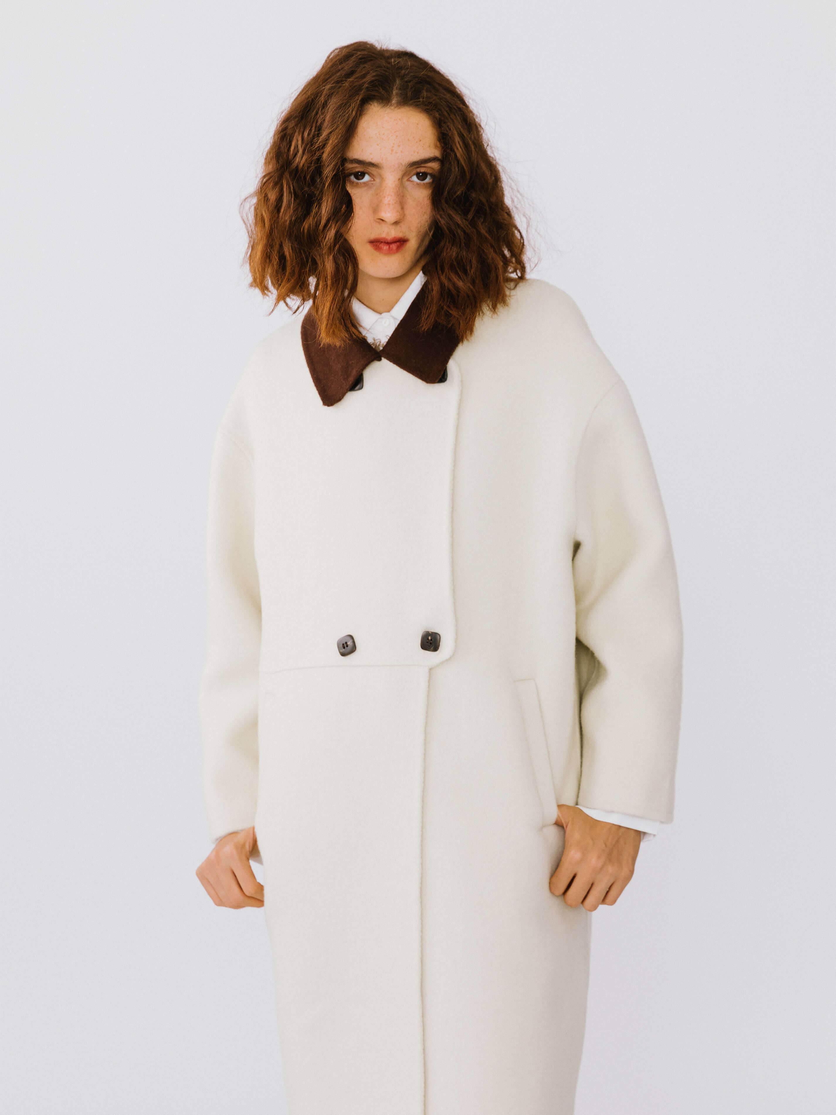 Creme Frakke i kashmir med kontrastfarvet krave for engroshandel på Faire1