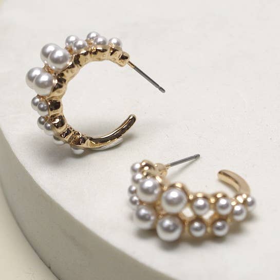 Goud TWEERIJIGE MINI HUGGIE HOEPELOORBELLEN MET PARELMOER | 31E03627 voor groothandel op Faire0