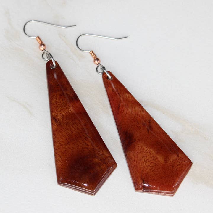 Camphre - Briolette conique pour la vente par Ingrained