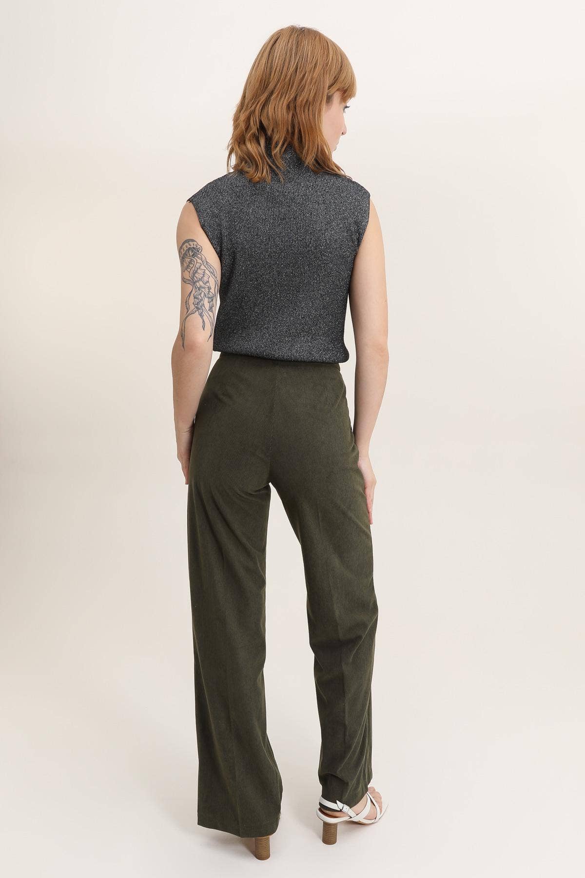 LULUMARY – Großhandel Trainings-/Jogginghose – Damen – Cordhosen P946 mit weitem Schnitt und hoher Taille7