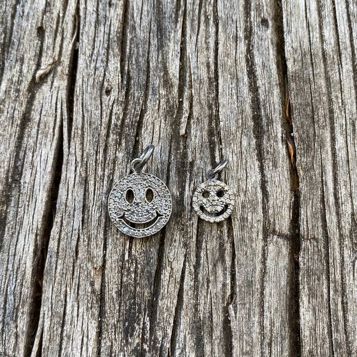 Pendentif en forme de smiley en forme de diamant Pave pour la vente par ILISSA MICHELE JEWELRY