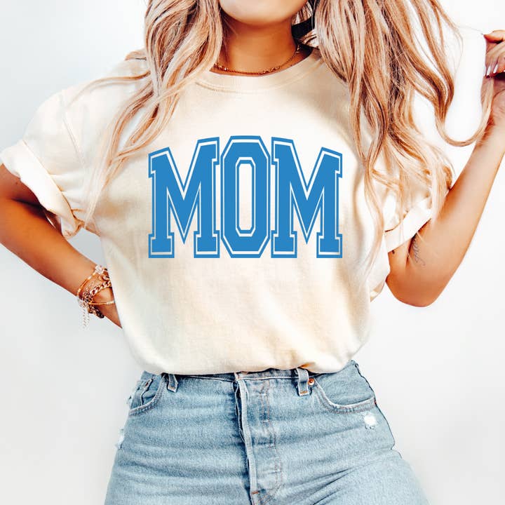 Maglietta Blue Mom Varisty per la vendita all'ingrosso da parte di The Babe Co.