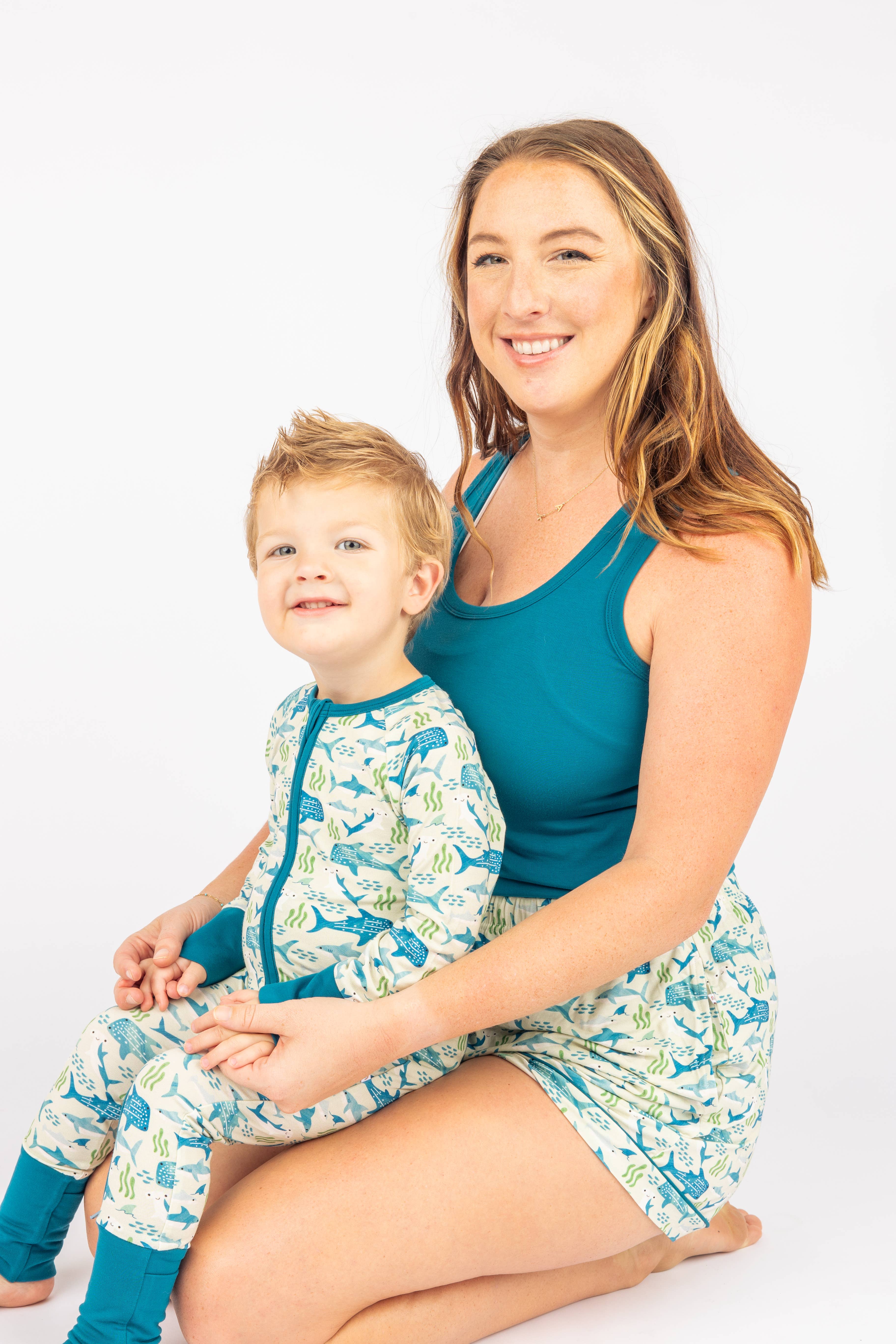 Blå/Multi Shark Friends Bambus Pyjamashorts til kvinder for engroshandel på Faire3