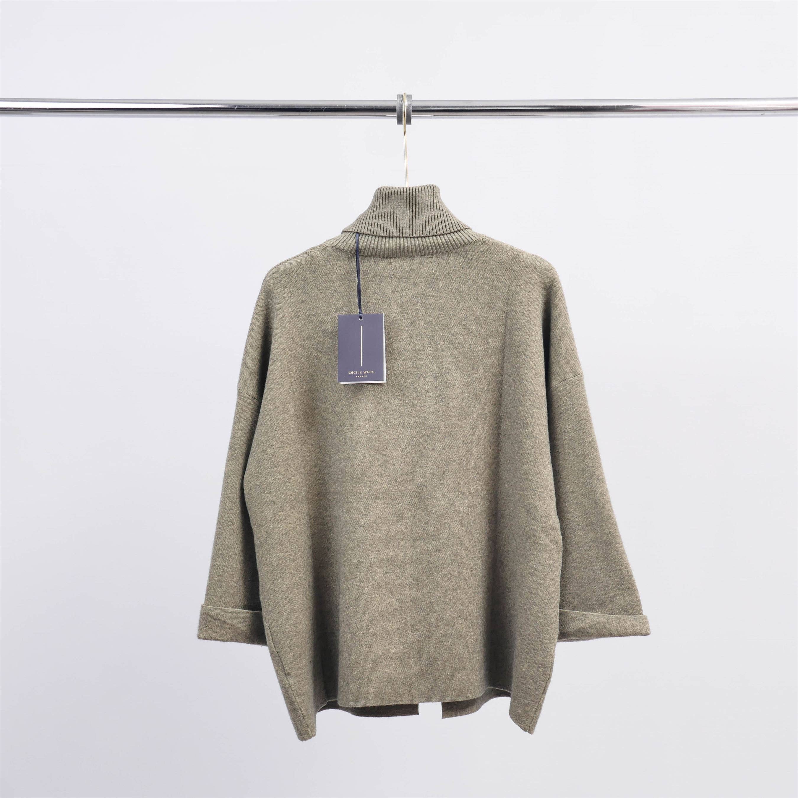 Cecile Wang - Wholesale Knit Sweater - Women's - Turtleneck sweater with slit at the bottom front HY108672