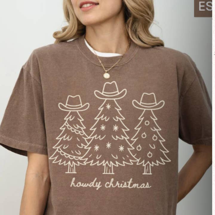 Maglietta Donna Comfort Colors Howdy Christmas, Maglietta Natalizia Western per la vendita all'ingrosso da parte di Glaime