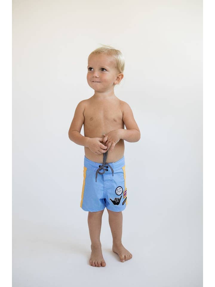Ljusblå och gul Colorblock Patch Kid's Boardshorts i ljusblå och gul Colorblock Patch för wholesale på Faire5