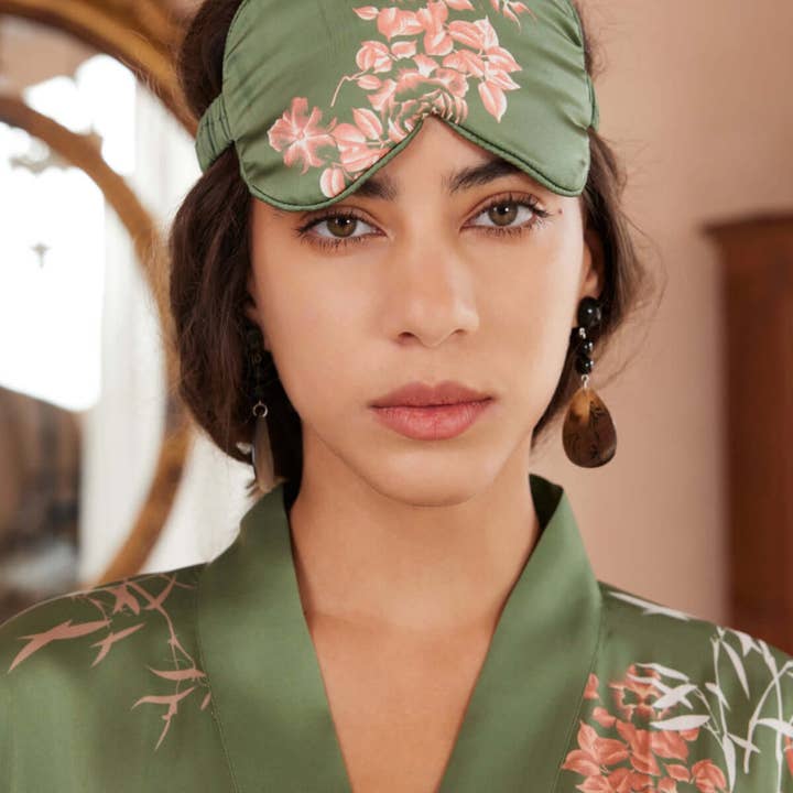 Maschera per Dormire in Charmeuse Verde con Motivo Floreale di Ispirazione Asiatica e ulteriori Risultati per mascherine tessuto lavabili all'ingrosso. Resi gratuiti e termini di pagamento a 60 giorni su Faire in tendenza su Faire.