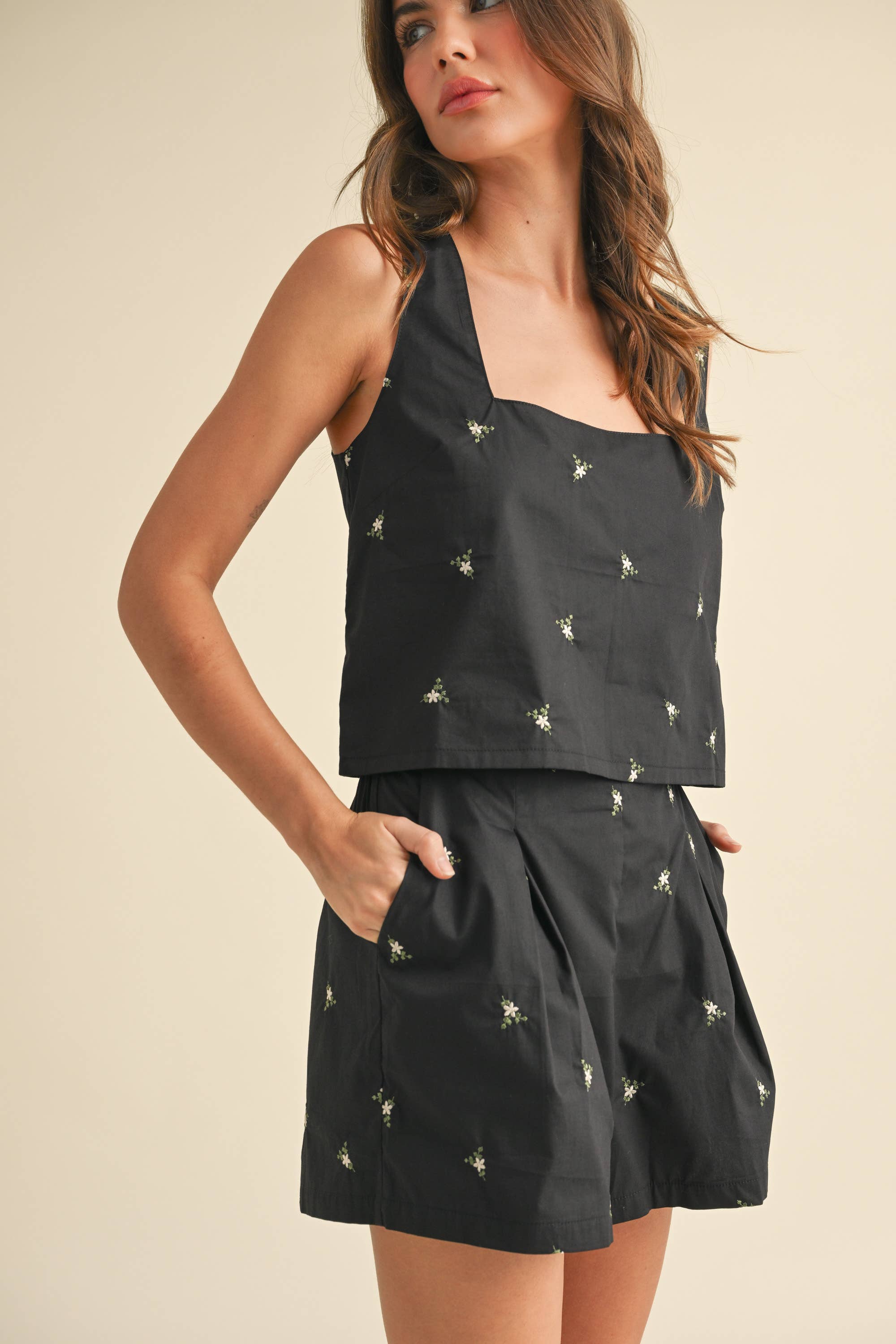 Noir IST5876-A ENSEMBLE SANS MANCHES AVEC BRODERIE : HAUT ET SHORT en vente sur Faire9