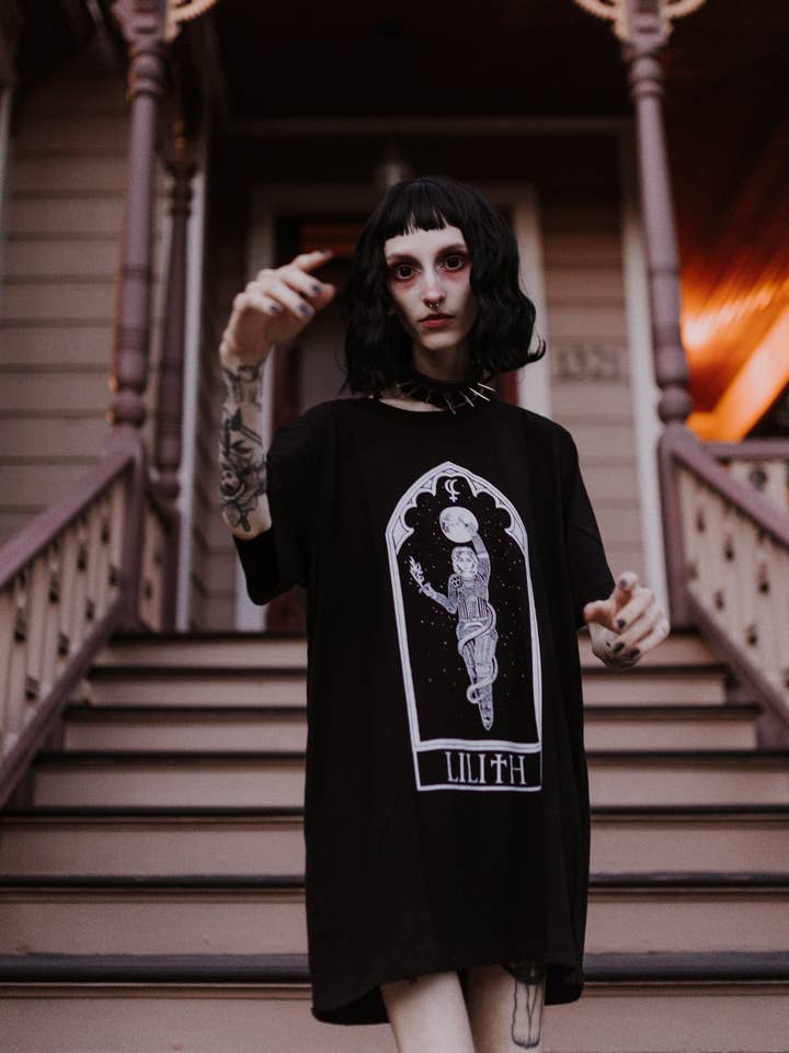 Camiseta Lilith Oracle para venta al por mayor de The Pretty Cult