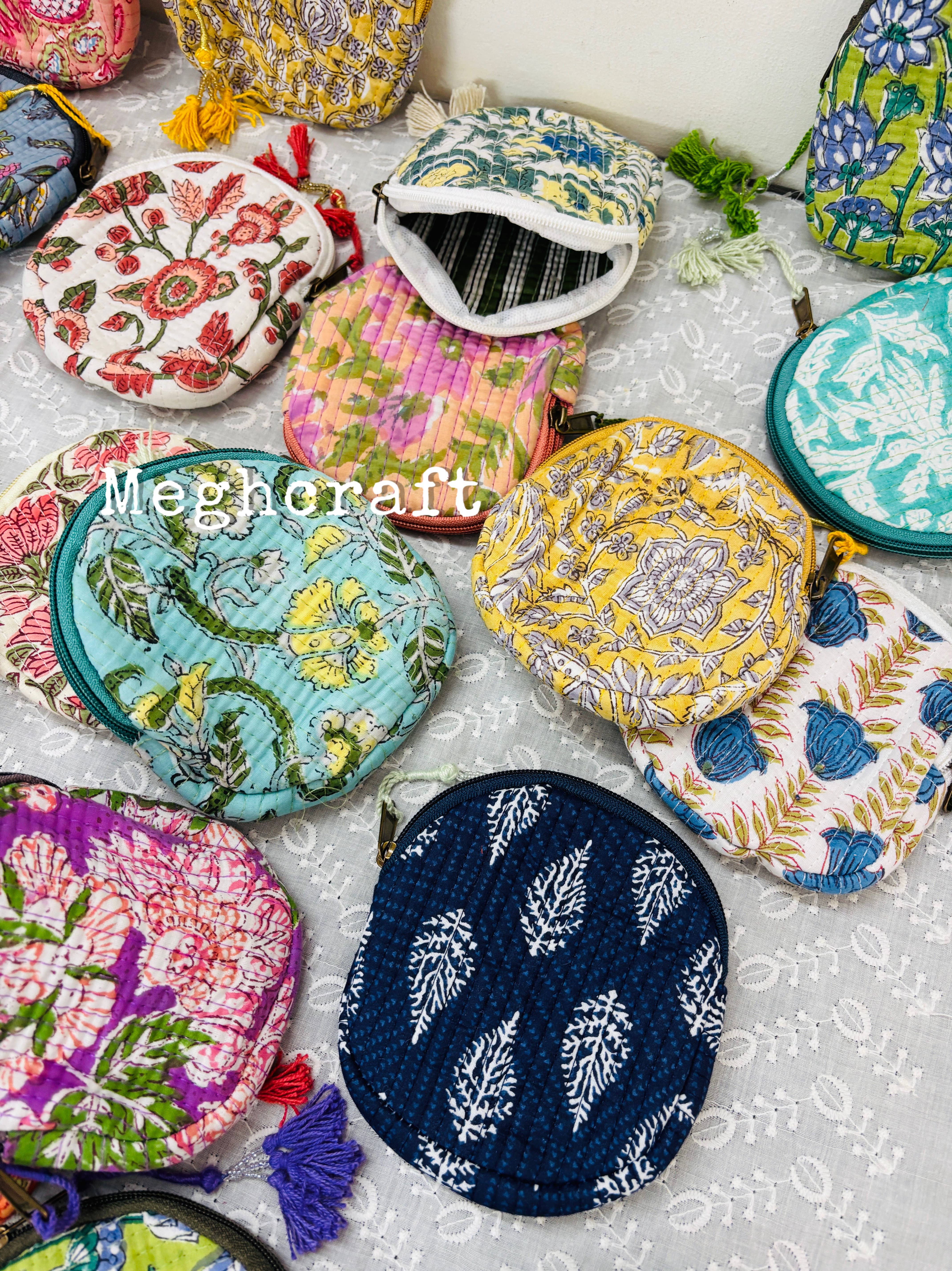 Meghcraft - Vendita all'ingrosso Portamonete - Donna - Portamonete trapuntato in cotone con stampa assortita | Borsetta rotonda piccola con nappine | Sacchetti regalo0